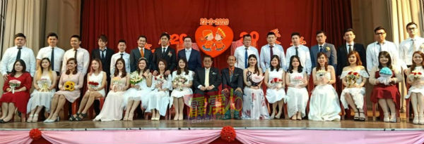 怡保中国精武体育会週六（22日）迎来15对新人集体结婚，前左8起为黄保生及助理婚姻注册官吴业成。