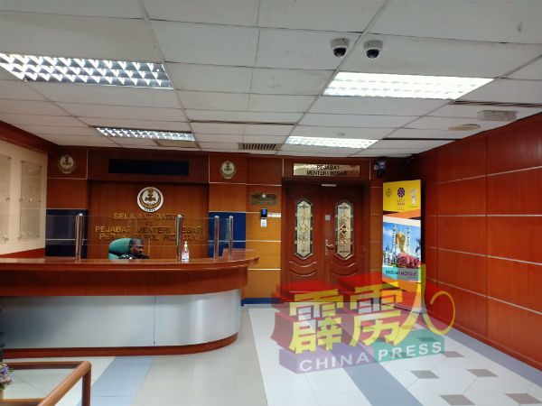 霹州大臣办事处今日大门紧锁，也未见任何人出入。