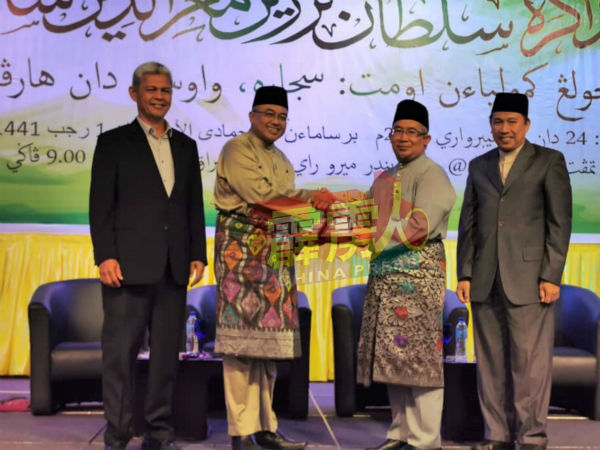 赞比里（右2起）赠送纪念品给阿末苏艾迪，左起为陪同者阿敏鲁丁米及霹雳伊斯兰法规委员会成员嘉米尔（右）。