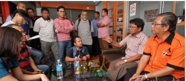 阿斯慕尼（右2）在莫哈末尼查（右）陪同下向媒体指出，霹州诚信党依旧支持阿末法依扎，继续以霹州大臣的身分领导霹州政府。