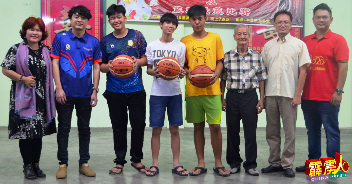 黄丽娟（左起）、陈育忠、程敏皓、谢开勋、朱锦富和3位投篮比赛的优胜者分享喜悦。