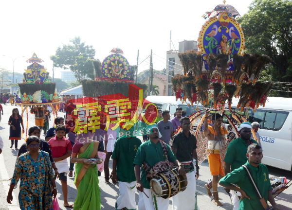 信众在参与游行时，偶尔会随着音乐节奏旋转起舞。