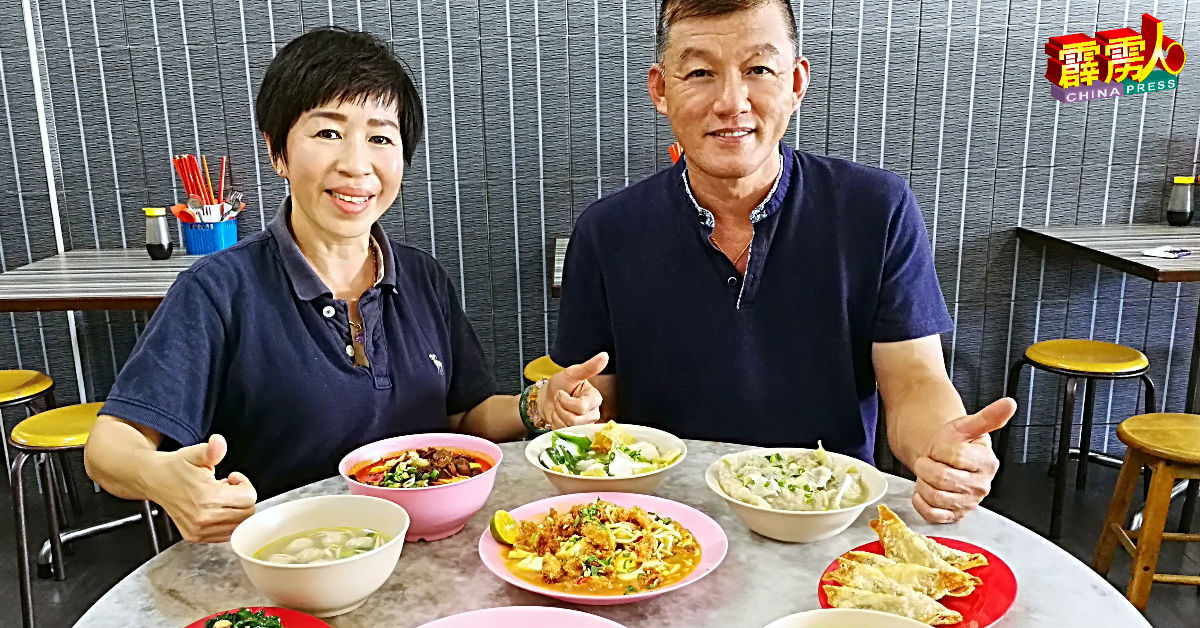 张松华及谭宝珠总是待人亲切；夫妇俩展示该店的多种美食。