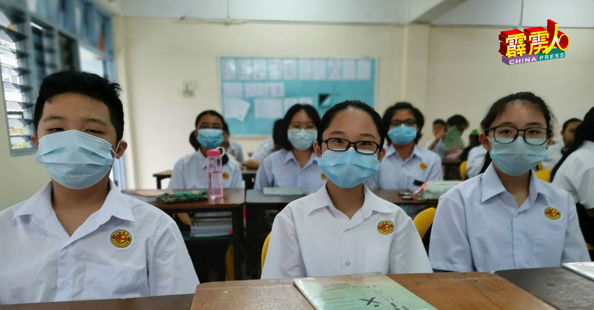 学生自动自发戴上口罩，防范病毒的传播。