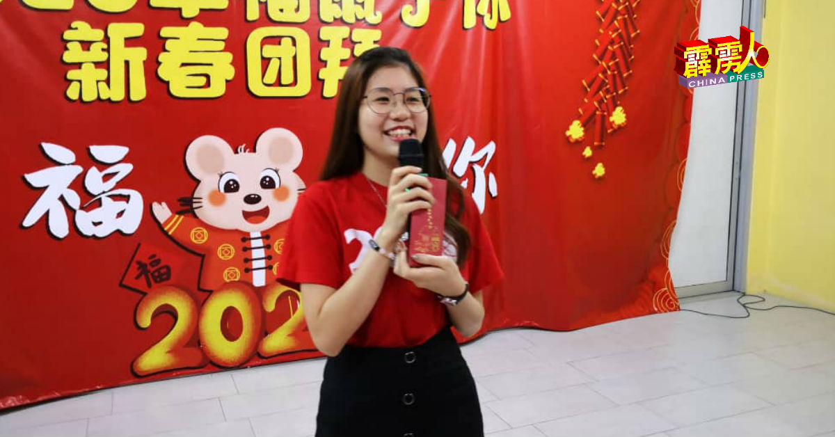 陈凯欣向中心其他孩子分享她的经历，劝勉他们努力学习。