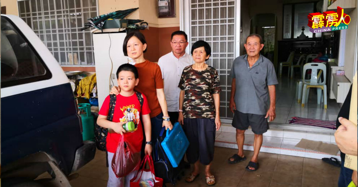 小伟恩（左起）在妈妈管秀凤、江顺进、黄亚满及公公管亚斌陪同下，告别住了10年的住家。