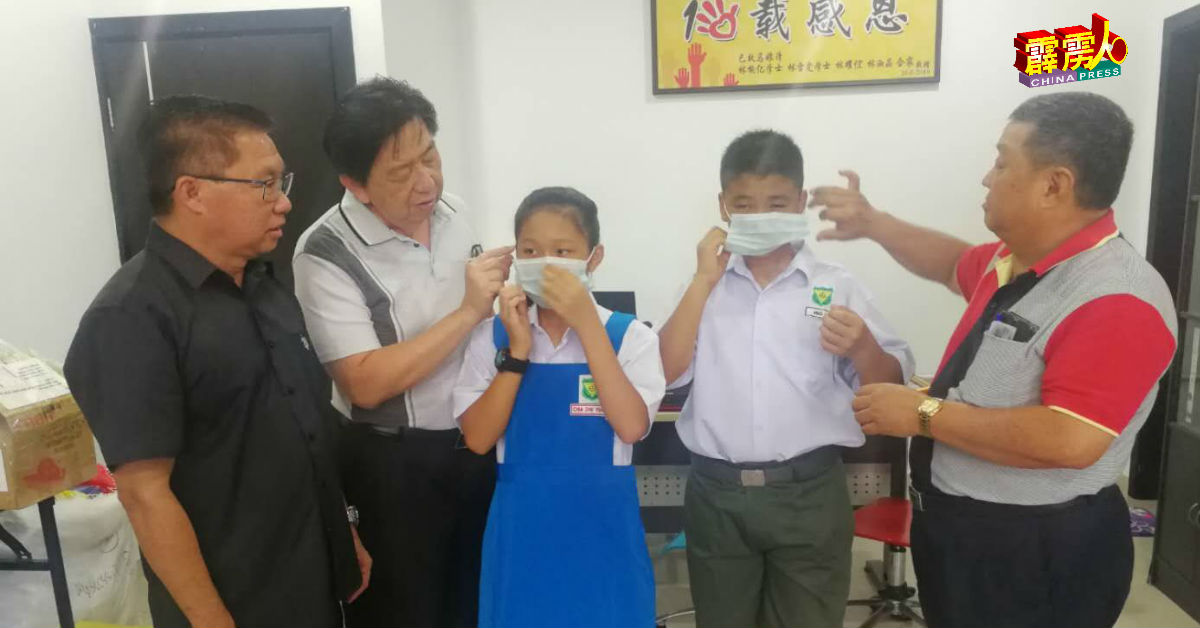 江顺进（左起）、院长廖为宪及总务陈明华（右），确保孩子正确戴口罩。