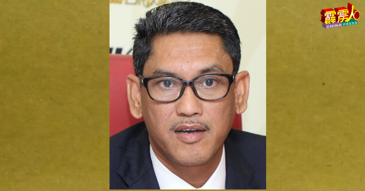 霹雳州原任州务大臣阿末法依扎，指霹州原任行政议员职务即日起冻结。