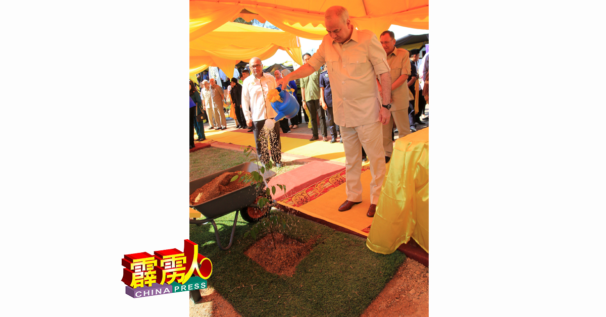 霹雳苏丹纳兹林沙殿下亲自植树及浇水。