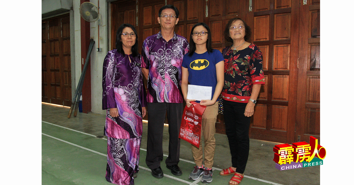 考取11A的吴芳瑜（右2）与任职教员的父母吴志鸿（右2）与李仪敏及婆婆黄亚春，分享喜悦。