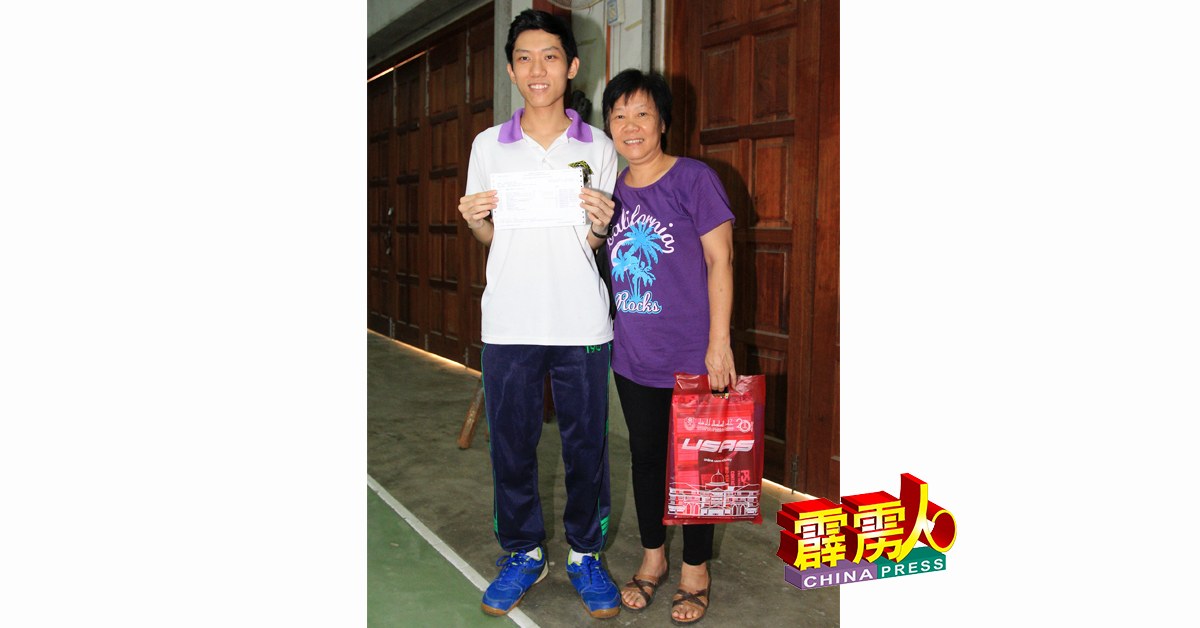 考取11A的江伟豪，与妈妈黄翠卿开心合照。