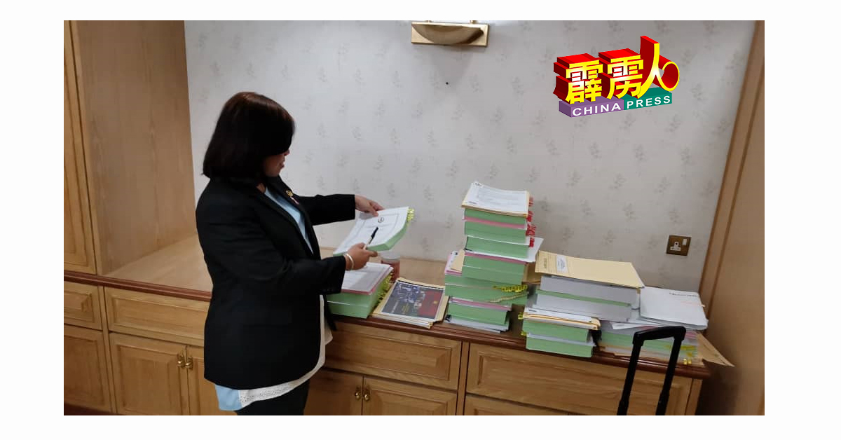 黄渼沄展示已整理好的行政职务资料，相关资料将会留在她的办公室。