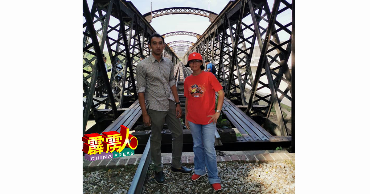 徐保萍（右）引领旅游部官员视察环境，并预计维多利亚百年火车桥的提升项目，可在半年内竣工。