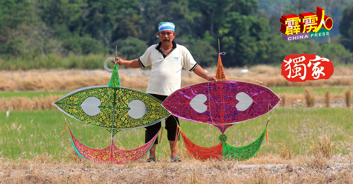 这位大叔展示的两个“月亮风筝”（Wau Bulan），是马来西亚传统的大风筝。