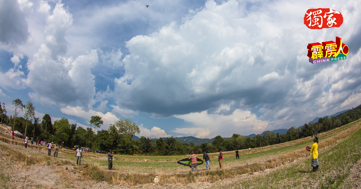 一般的马来传统风筝体积都很大，需要至少两人操纵。风筝放到一定的高度后便可自行飞翔。
