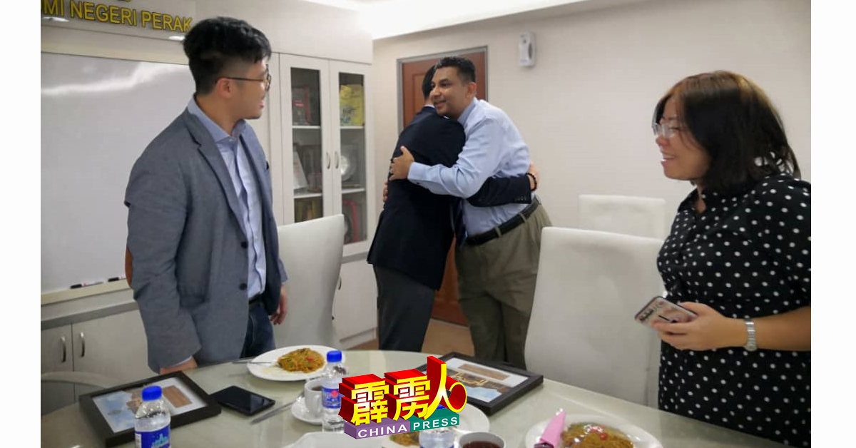 霹州秘书署的职员为3 人送上拥抱与祝福。