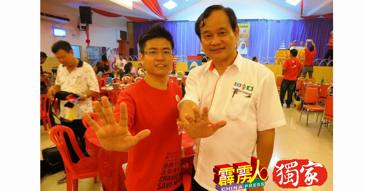 这是2013年505大选时，张宇晨（左）为倪可汉助选时所拍下的合照。