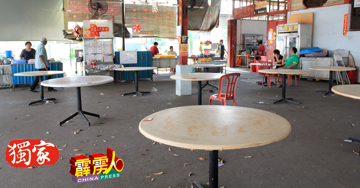 江沙文昌小食中心把所有的椅子收起来，禁止堂食，只许“打包”。