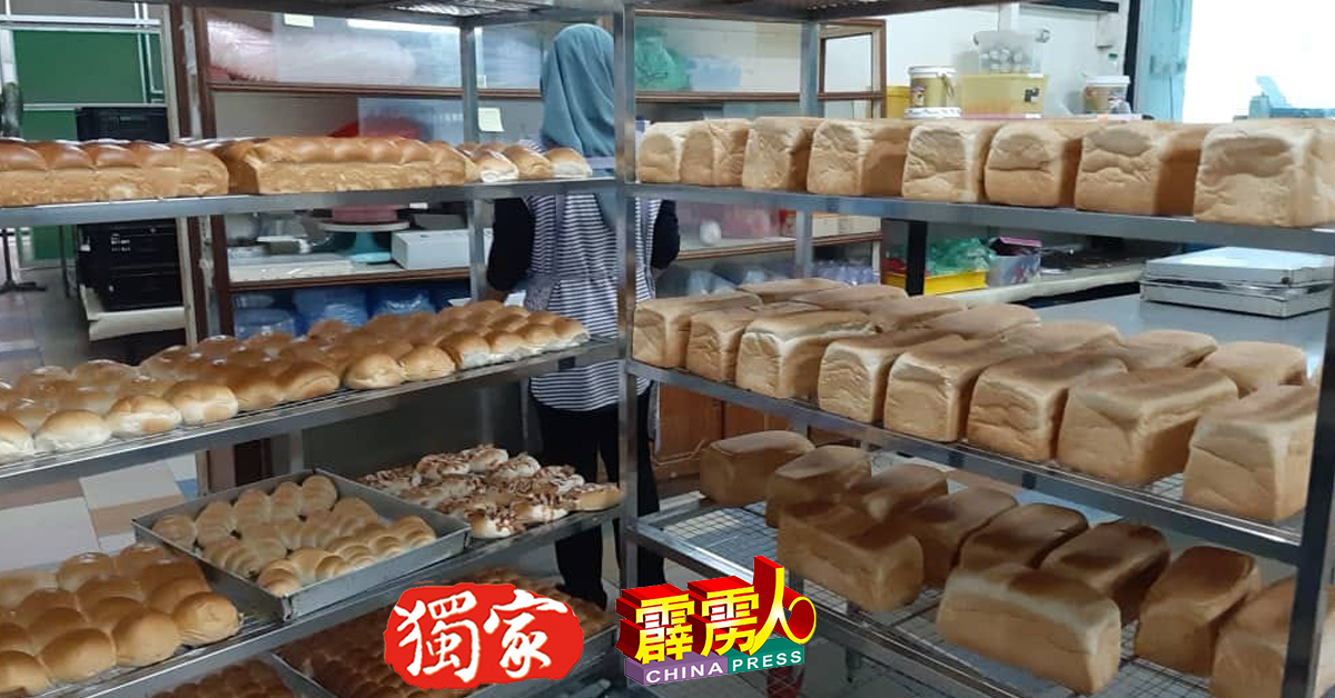 工厂内有许多新鲜出炉的各类面包。