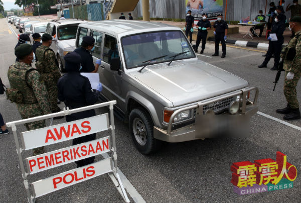 军警週日开始首度展开联合行动，并在怡保主要道路设路障，向每辆经过的交通使用者询问他们入城的原因。