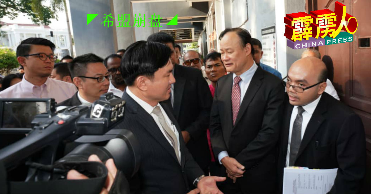 杨祖强（左3起）及倪可汉在庭外受询及有传他跳槽事的传闻时，一再强调本身还是行动党议员及行政议员。