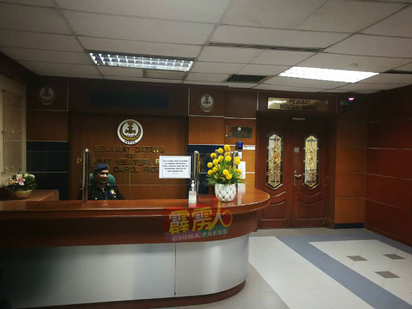 霹雳大臣拿督斯里阿末法依扎已2周没回霹州秘书署的办事处了。