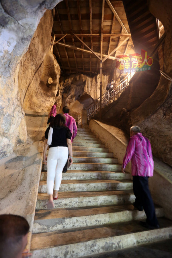 维修后，后上梯级两旁全部装上白钢扶手，洞穴每层装上计时照明灯，从此登山客可安全登山浏览。