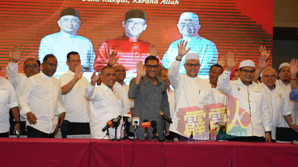 沙拉尼（右5）阿末法依扎（右4）及拉兹曼（右3）于周一召开的记者会，宣布霹雳州巫统、伊斯兰党及土团党三党霹雳州达成共识，共同执政霹州。