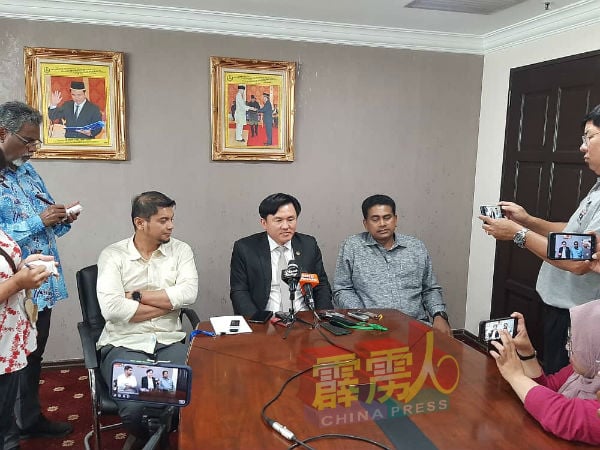 哈斯诺（坐着左起）、杨祖强及西华苏巴马廉宣布退党，以独立议员身分，支持阿末法依扎。
