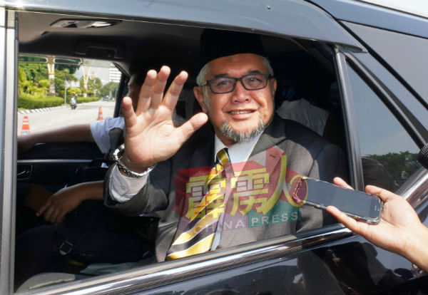 伊斯兰党霹州主席拉兹曼，于10日上午离开行宫时，仅摇下车窗向媒体招手，并未透露该党建议的大臣人选名单。 （档案照）