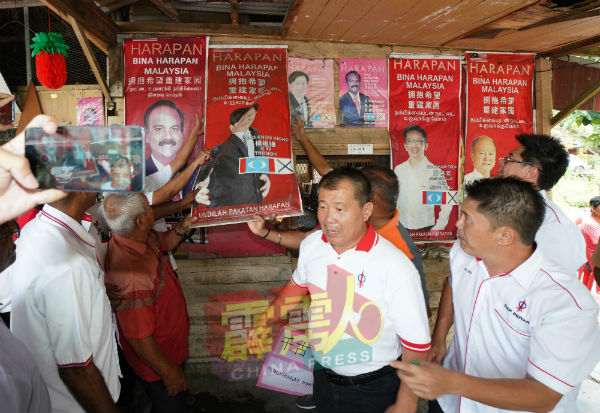 结束了在杨祖强端洛服务中心前的抗议行动后，众人返回行动党布先支部，焚烧印有杨祖强肖像的布条、横幅及海报。