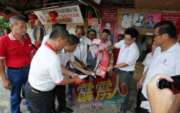 数名穿着行动党党衣的示威者拿出打火机点燃一些碎纸做火引，焚烧杨祖强的肖像泄愤。