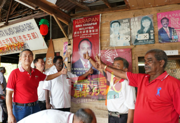  抗议者盛赞西华古马，呼吁杨祖强应多多向他学习，至今依然与行动党同在。