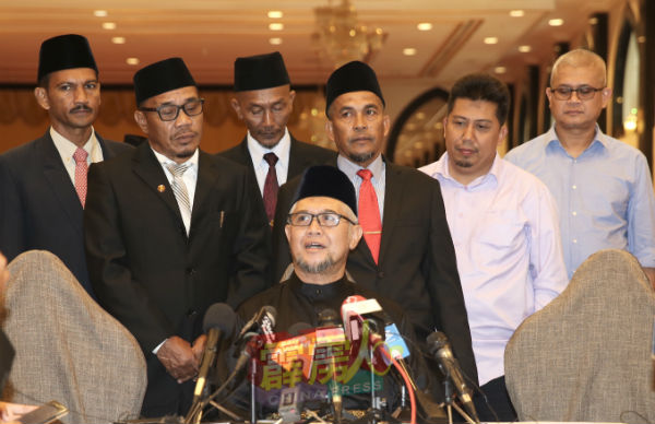 伊党霹州主席拉兹曼于週五在江沙王宫，出席第13任霹雳州务大臣宣誓就任仪式后，在记者会发言。