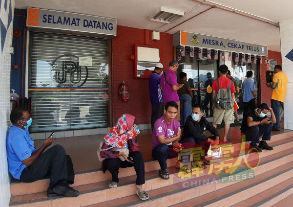 由于疫情关系，当局不允许民众在等候厅内坐等系统恢复，而是要求民众在门外等候。