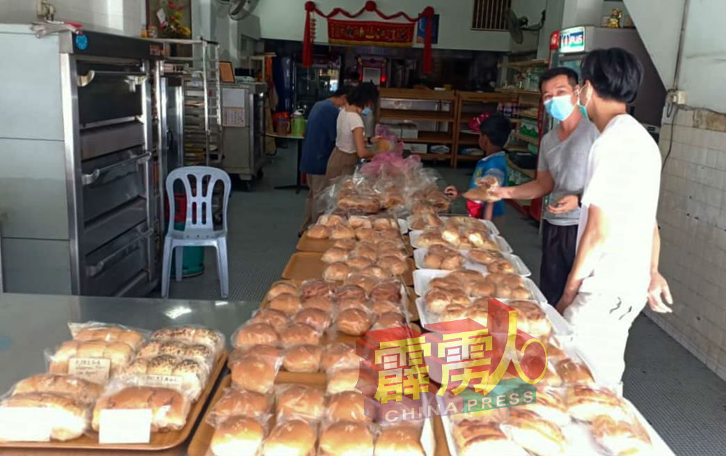 面包是市民日常用品，一些商家仍照常营业以让市民购买。