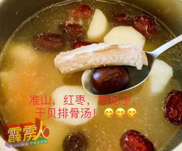 吴燕鸿凭巧手烹调淮山红枣枸杞干贝排骨汤及花旗参煲鸡汤，让家人吃得健康。