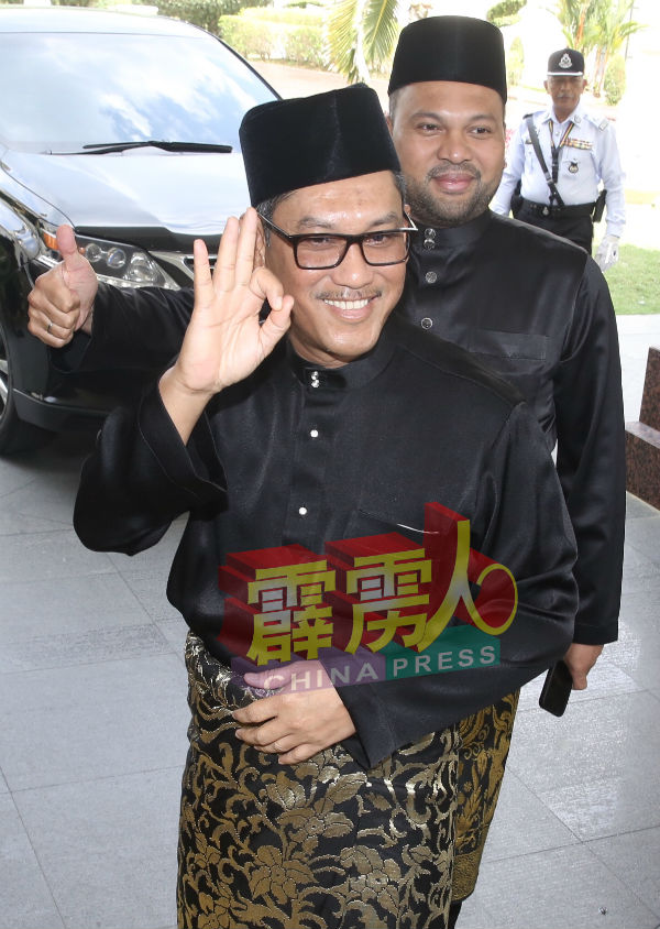 再度当上霹雳州务大臣的阿末法依扎，进入礼仪厅宣誓前，心情大好，并比出OK手势，回应记者。 