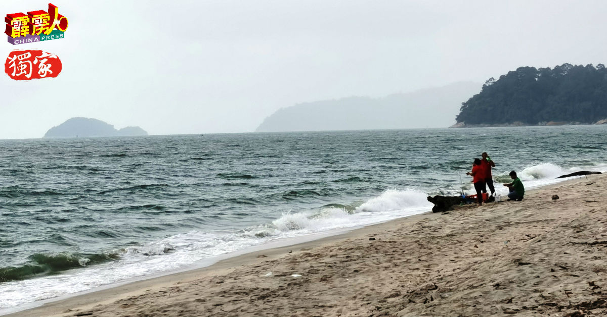 昔加里的巴西班让海滩虽刮风大浪，但仍未影响民众垂钓的兴致。