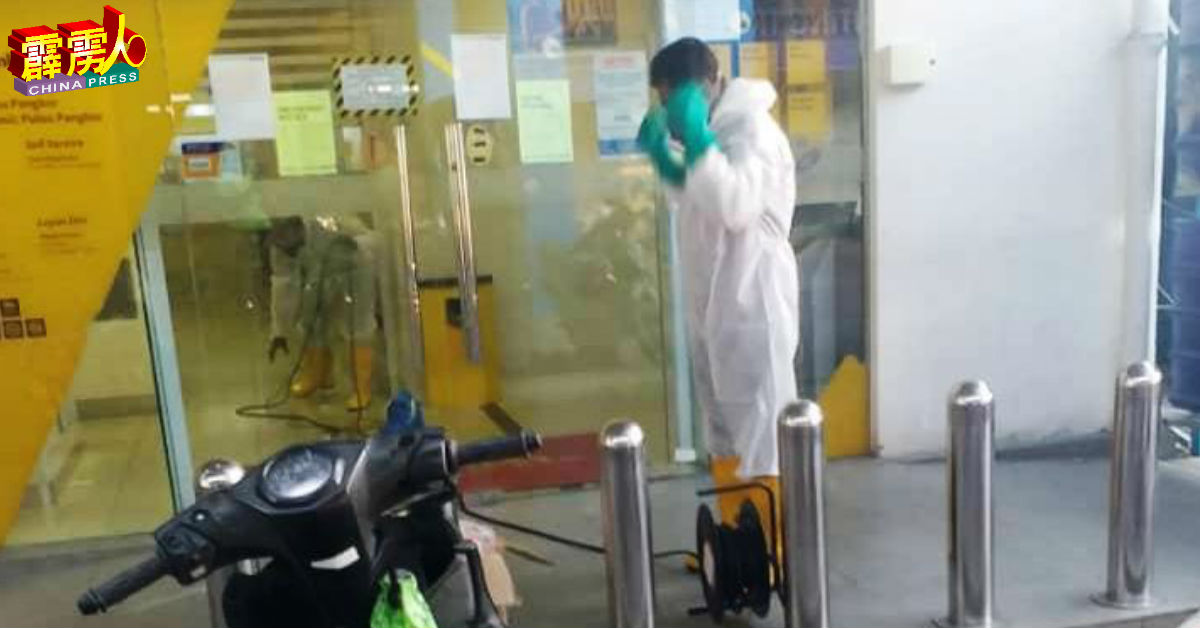 工作人员于週三（3月18日）下午，在马银行邦咯岛分行展开消毒作业。（民众提供照片）