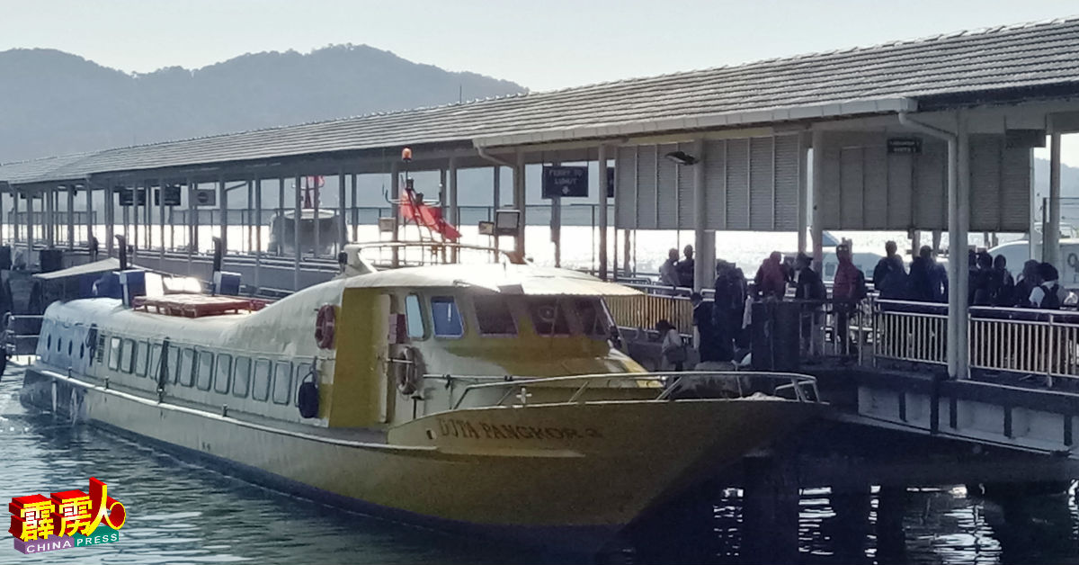 红土坎政府客运码头往返邦咯岛渡轮班次，从12班次减少至6班次。（档案照）