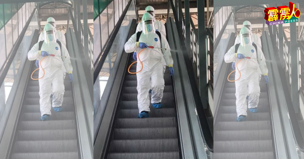 霹州消拯局危险物品特别拯救部队也在火车站的电梯扶手喷洒消毒液。