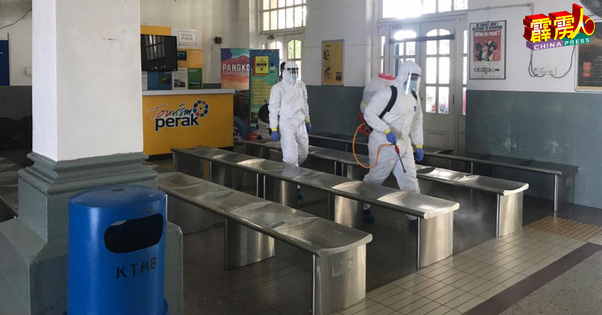 霹州消拯局危险物品特别拯救部队在怡保火车站的候客区消毒。