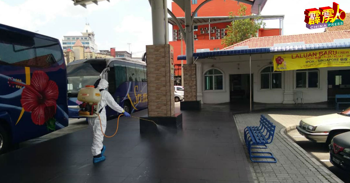 霹州消拯局危险物品特别拯救部队也前往怡保斯里玛祖长途巴士站进行消毒。