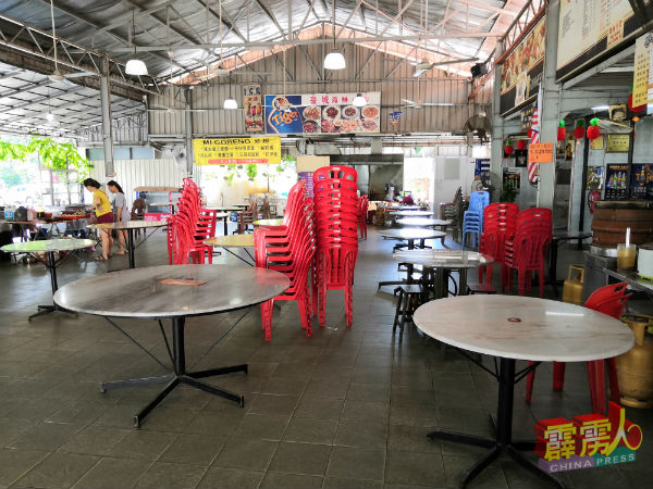 一些小食中心也 椅子收起，避免食客在小食中心内用餐。