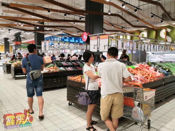 怡保市一些商场内的超市，依旧有民众前往选购食材。
