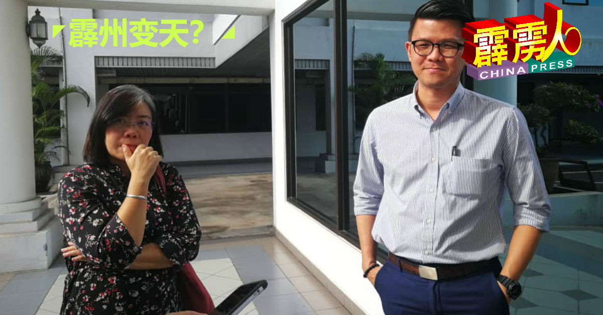 黄渼澐（左）与陈家兴周三在进入办事处前接受媒体访问。