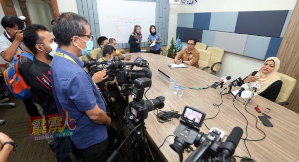 诺丽（右）在记者会，公布霹雳州政府推出的智能线上开斋市集详情。