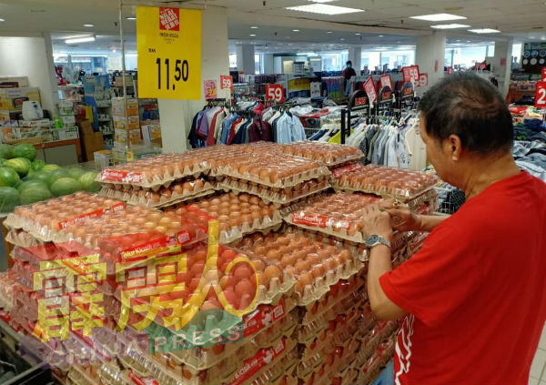 鸡蛋虽价格看涨，但市民仍可在一些购物中心购买价格较廉宜的A级鸡蛋。