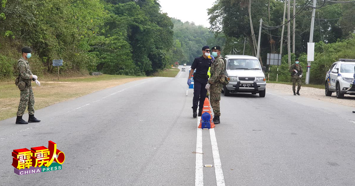 和丰警察在衔接和丰县的所有出入口设立4个路障，并封锁所有来往和丰县的捷径小路。